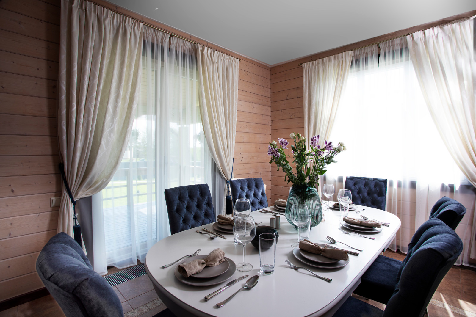 Реализованные проекты интерьеров в домах их клееного бруса