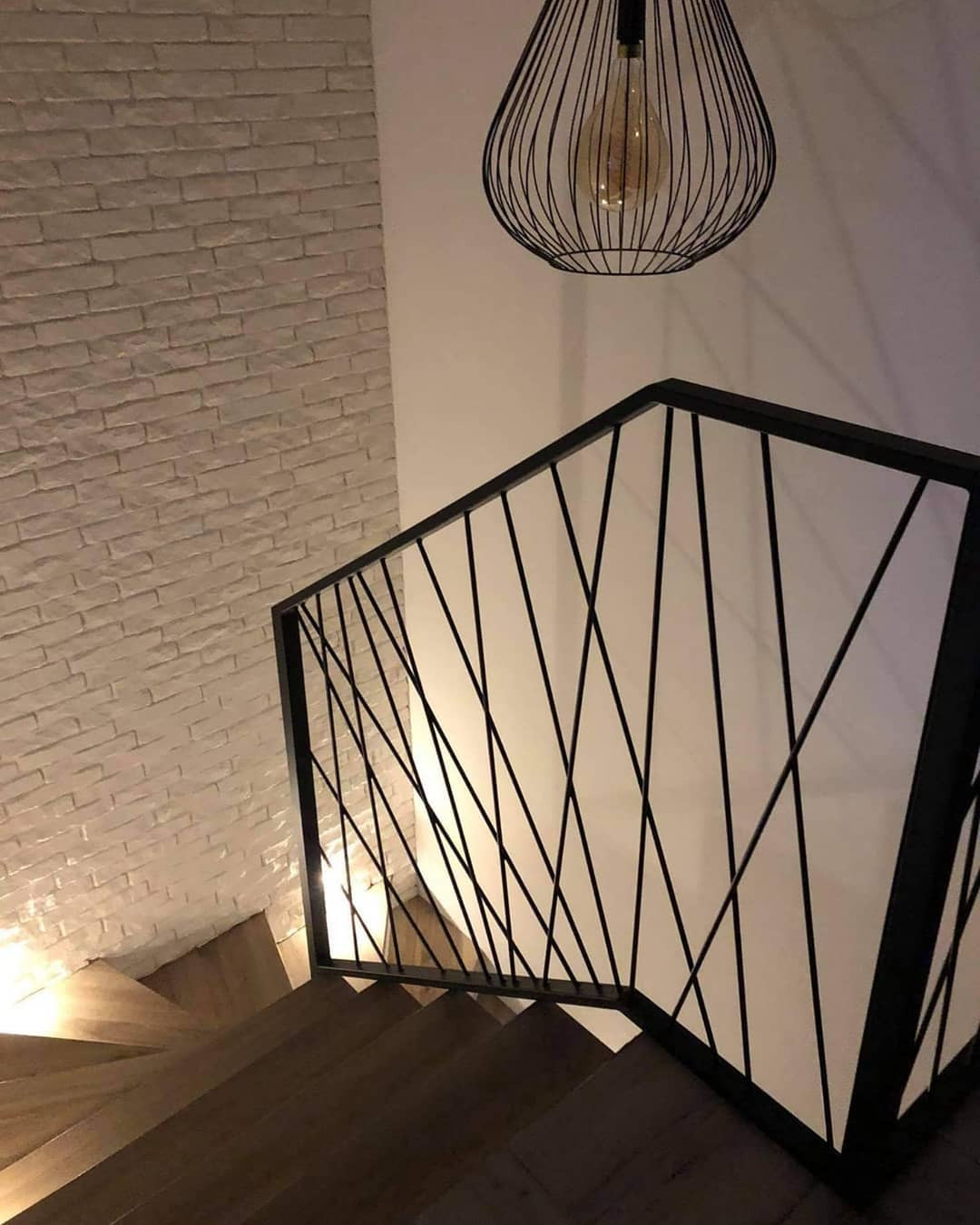 Закрытая лестница с забежными ступенями