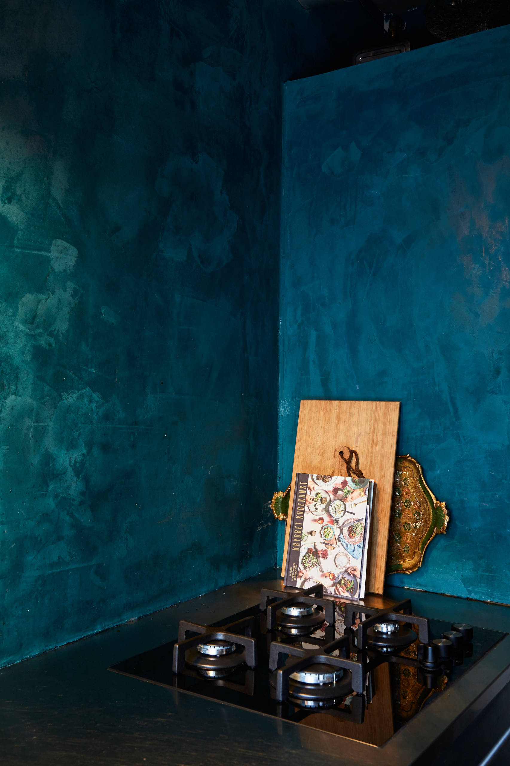 Houzz Дания: Квартира в темных тонах с золотым узором на потолке