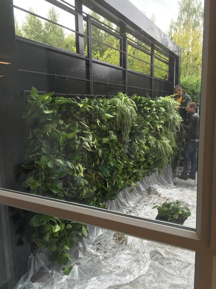 Открытая терраса на заднем дворике загородного дома