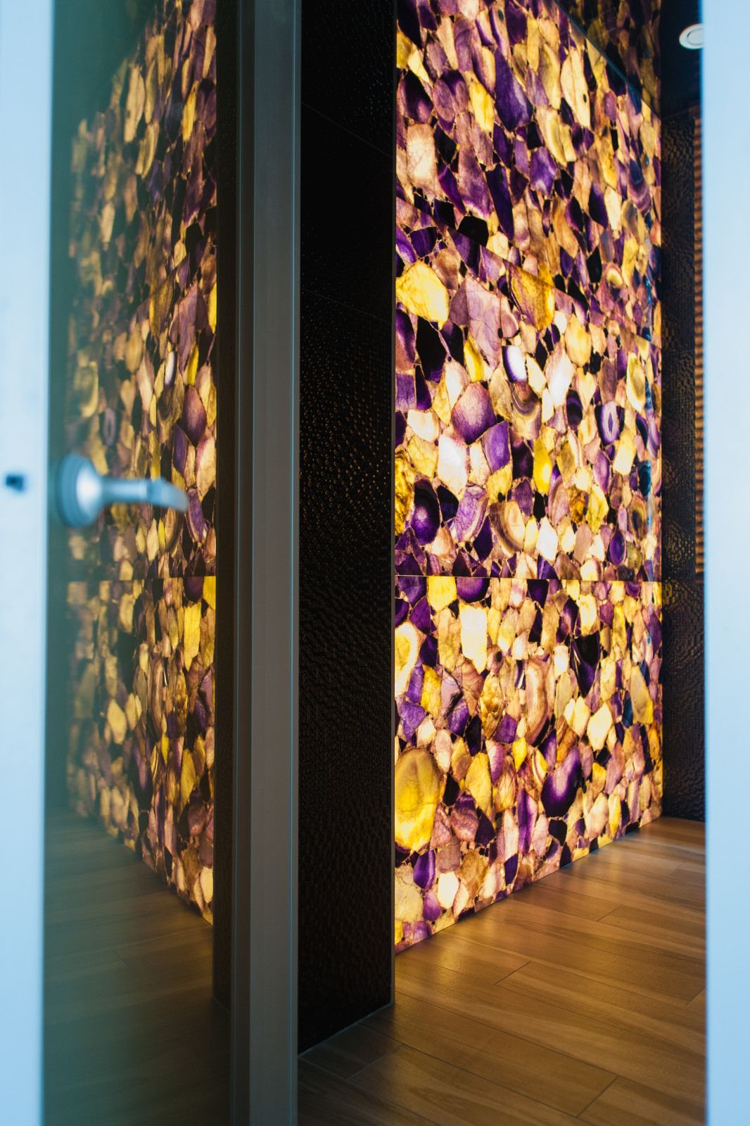 Дом в современном стиле с консольной лестницей