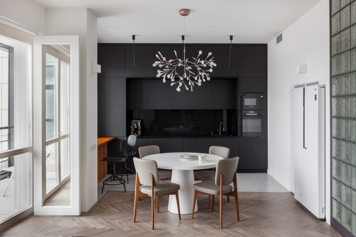 PRS Apartment. Монохромный интерьер «с лестницей в небо»