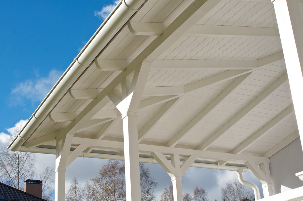 Белая веранда из лиственницы в викторианском стиле