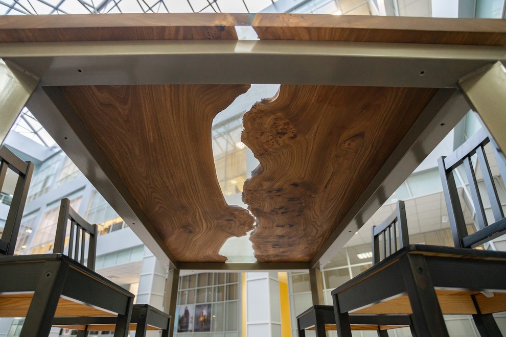 Стол-река из карагача с заливкой легкий тиффани