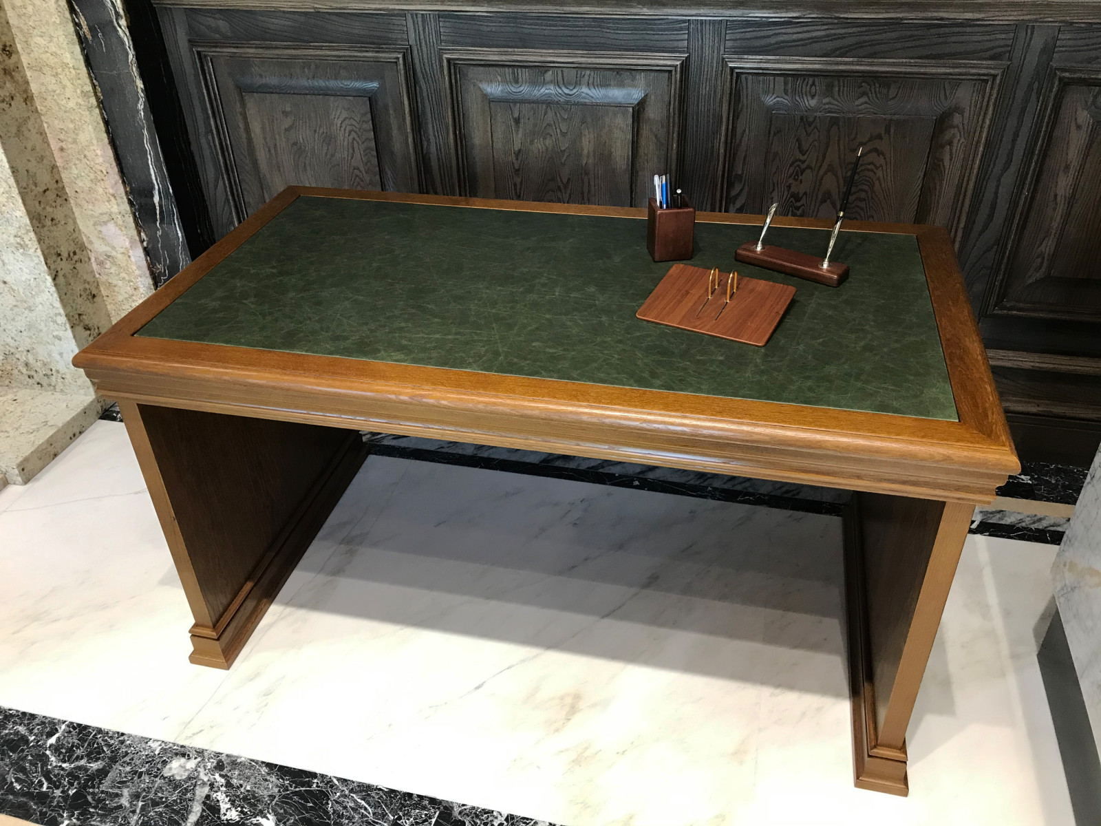 Читательский стол