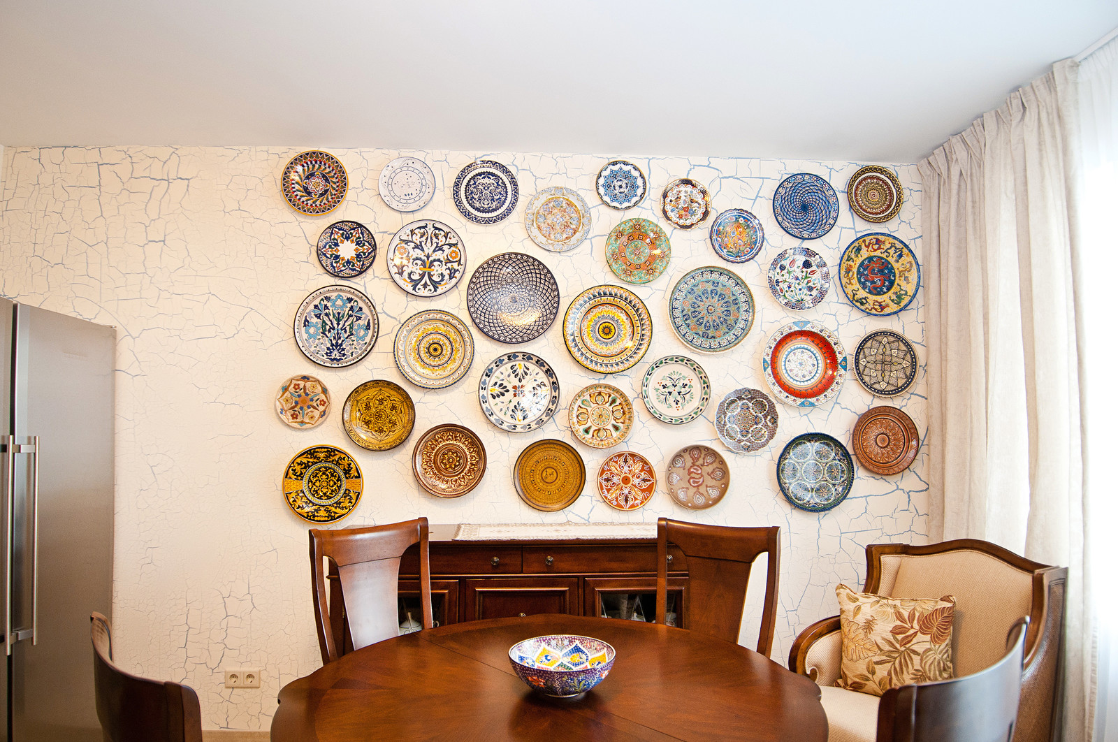 Стена с тарелочками в уютной кухне