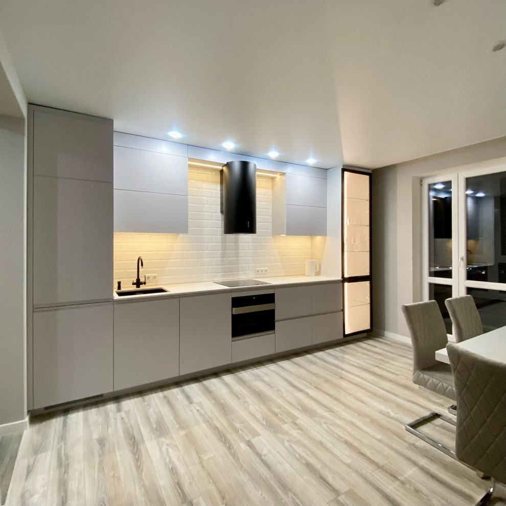 Стильная кухня с витриной