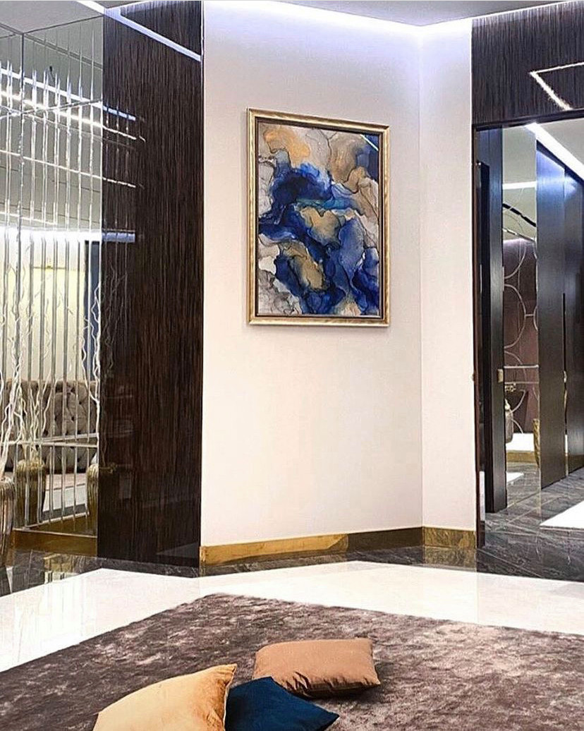 Обложка проекта: Стеновые панели «зебрано» и зеркальное панно с гравировкой.