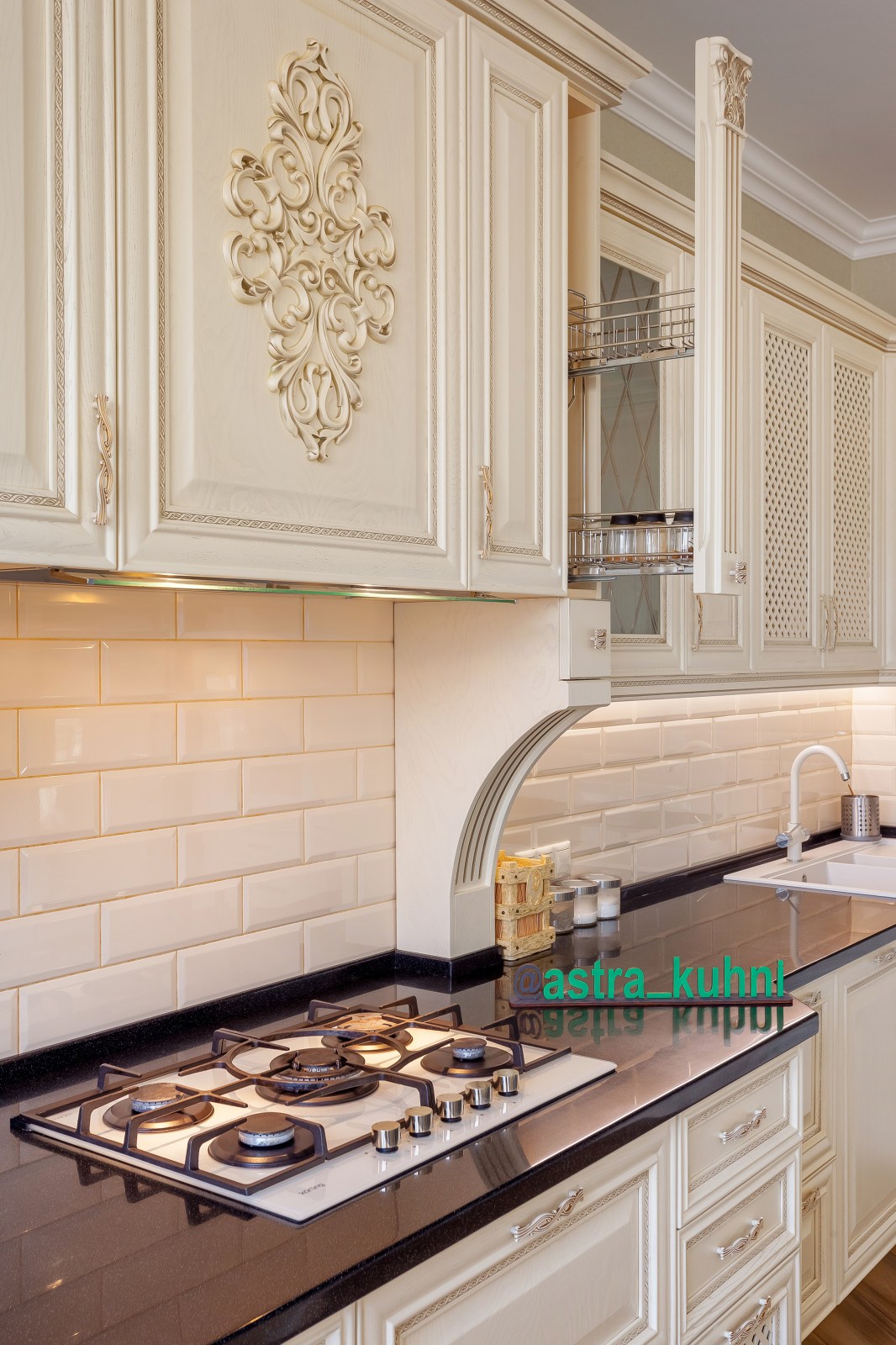 Кухня с порталом в частный дом г. Краснодар и массива ясеня