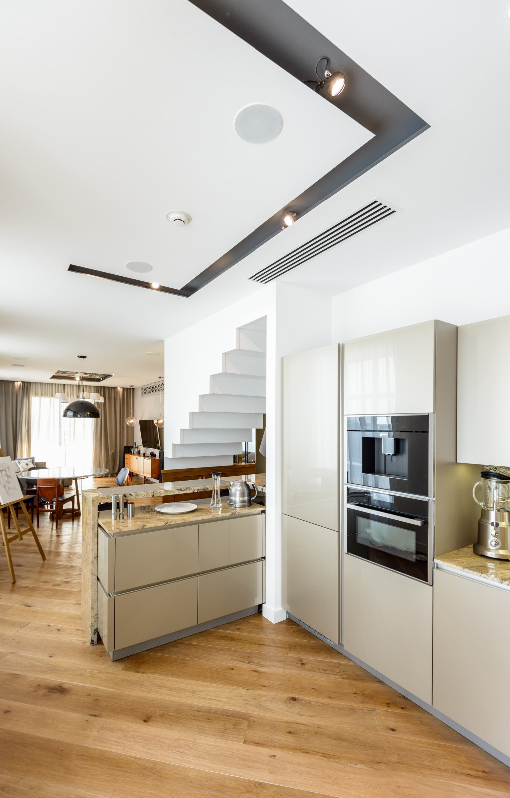 Интерьер с жёлтым