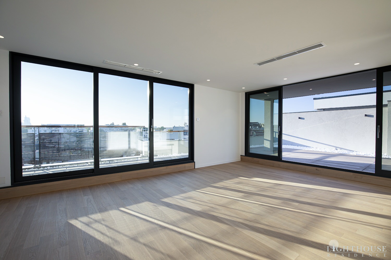 На фоне солнца. Пентхаус в Бухаресте