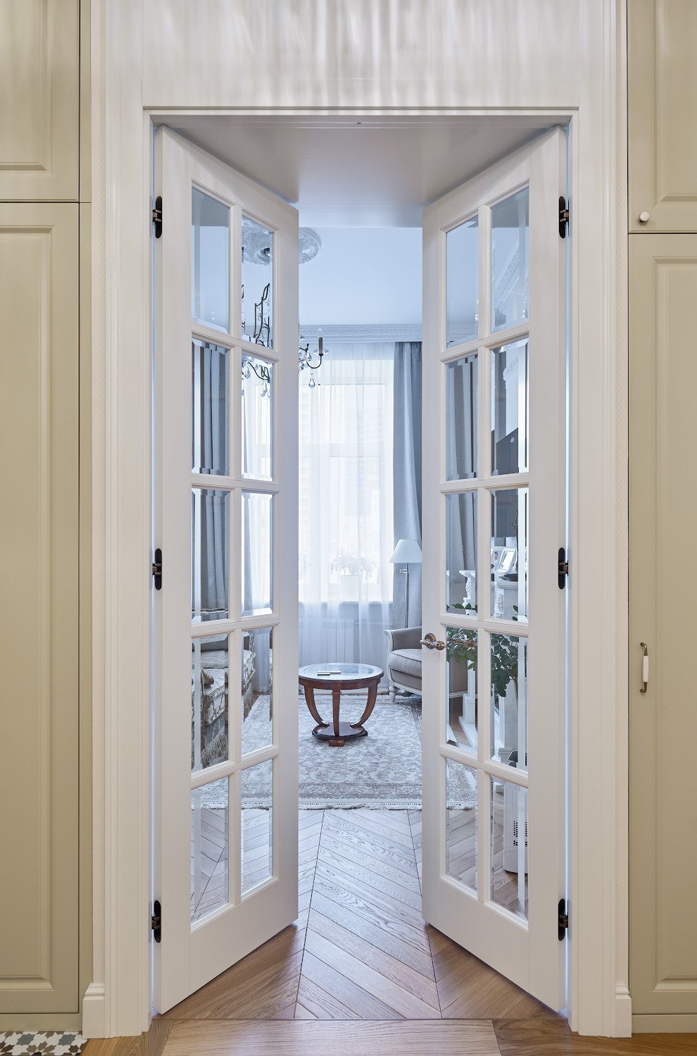 Высокие двери в классическом интерьере