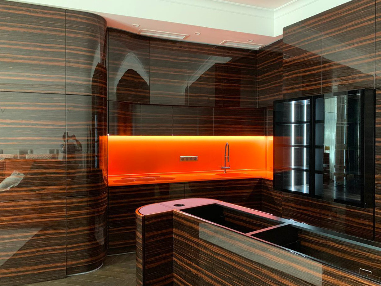 Кухня с переходом в ТВ-зону в шпоне