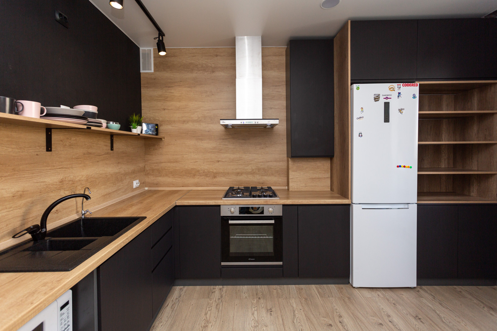 Черная брутальная кухня в современном стиле для тату-мастера