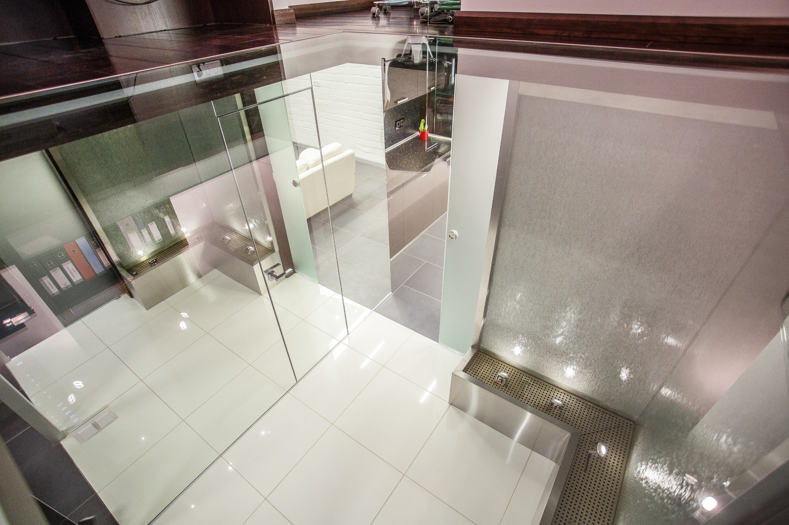 Офис со стеклянной лестницей