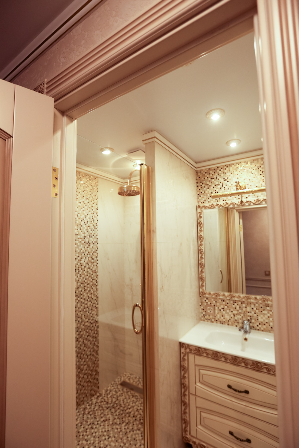 Симфония классики в душевой зоне