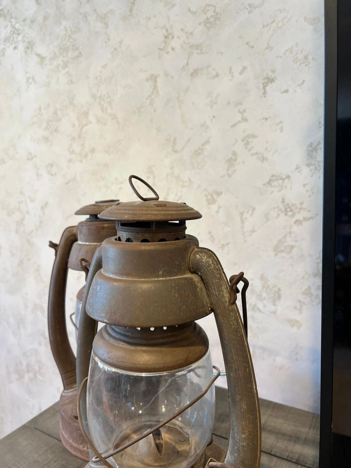 Сочетание фактурной штукатурки и декоративного камня: акцент в интерьере, которы