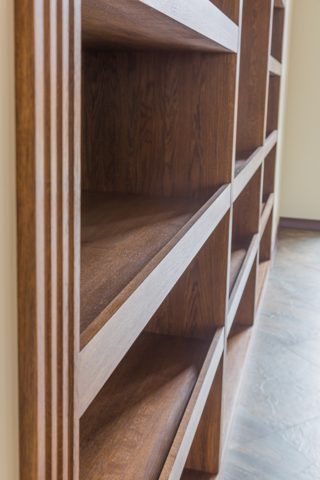 Встроенный открытый шкаф в каминной из дуба в масле