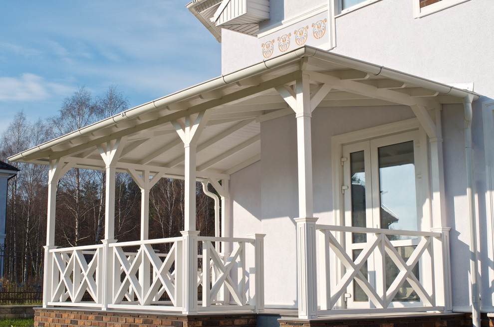 Белая веранда из лиственницы в викторианском стиле