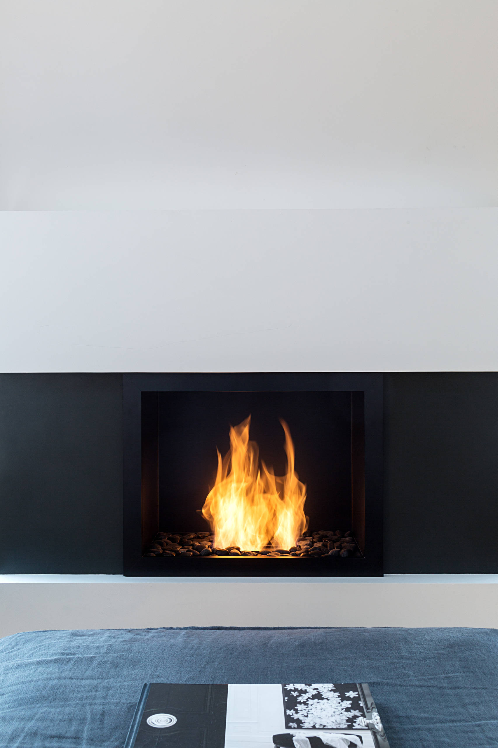 Houzz тур: Мансарда в белых тонах с антресольным этажом