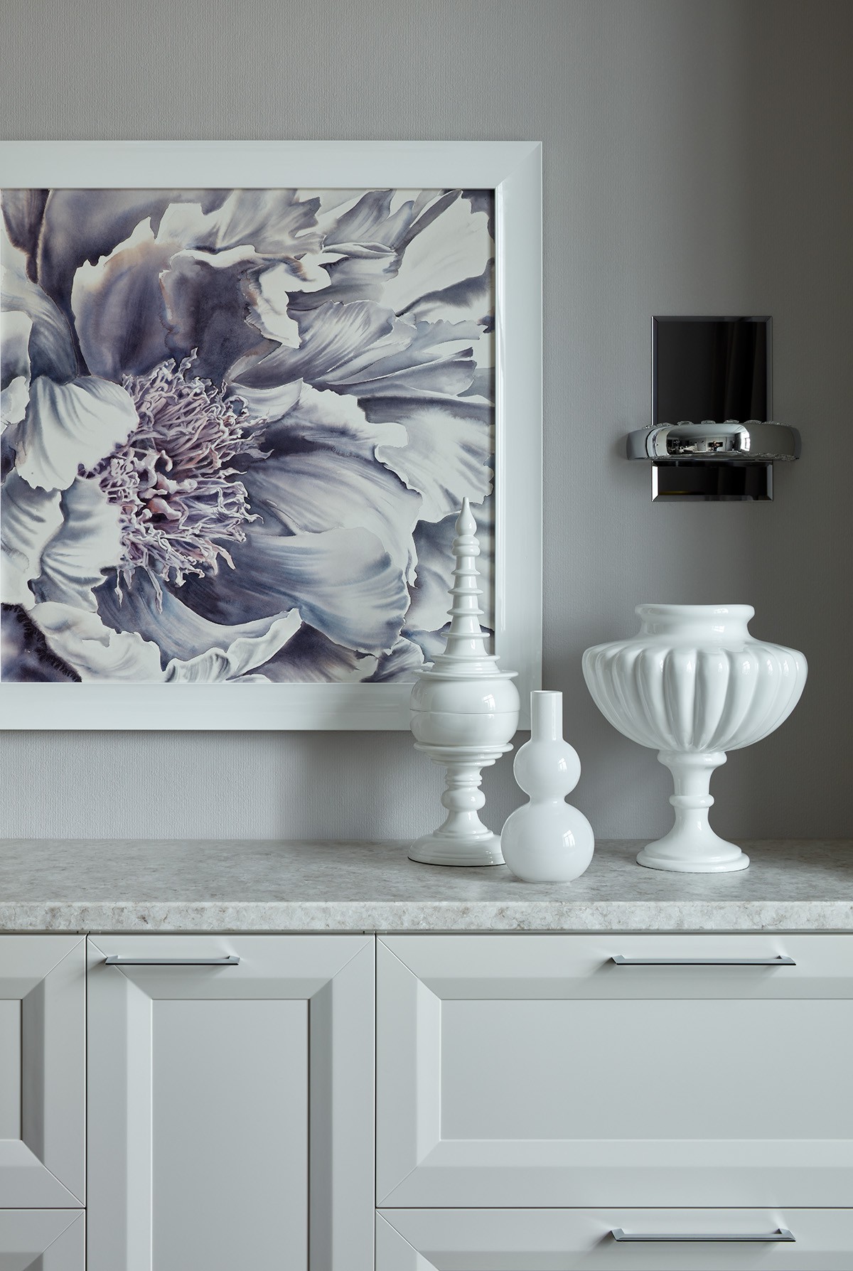 Черно-белая квартира с цветочной спальней