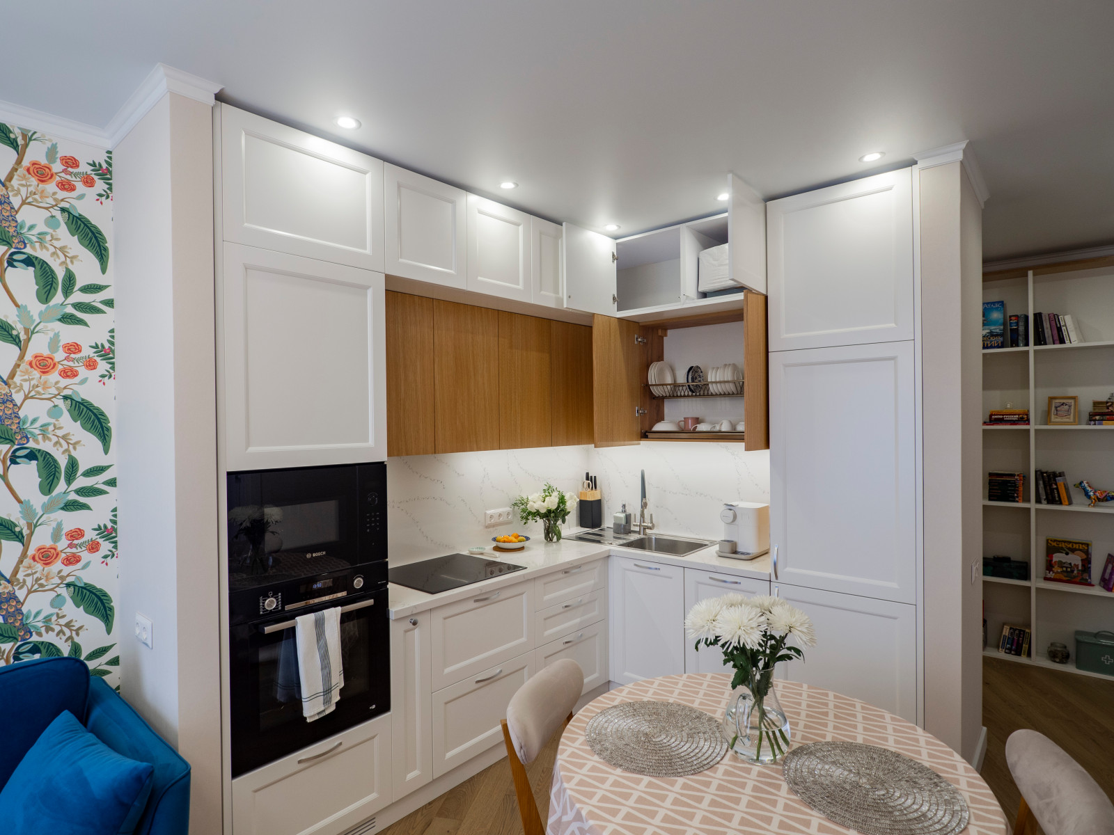 Уютная белая неоклассическая кухня с элементами под дерево