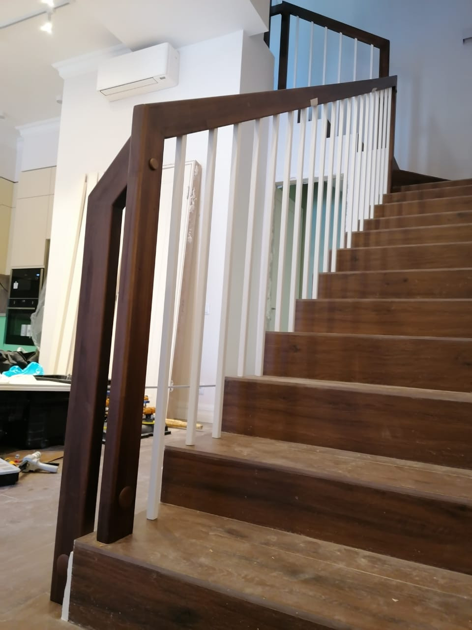 три лестницы  с металлическим ограждением