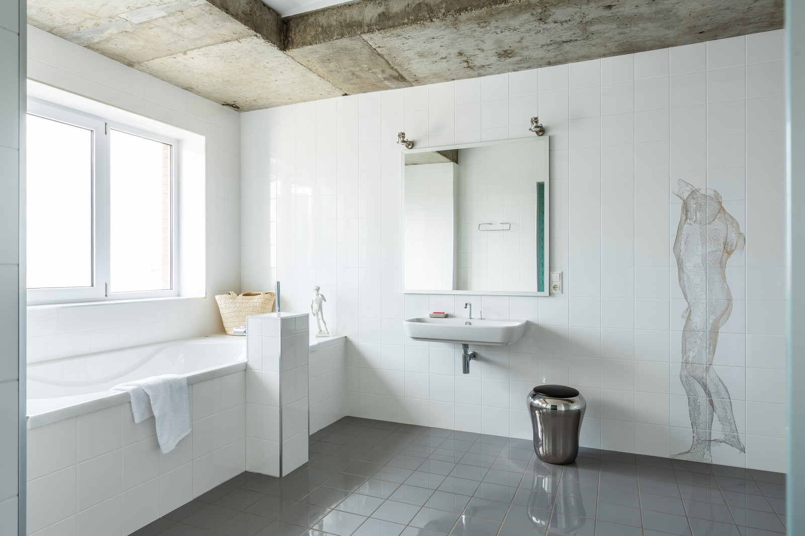 Хозяйский санузел с ванной под окном