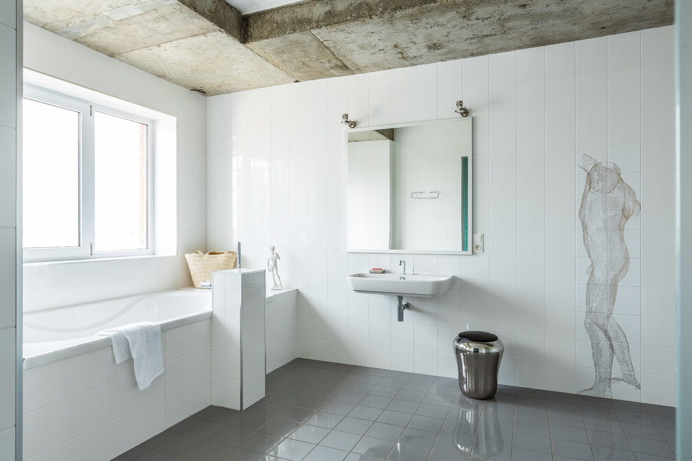 Хозяйский санузел с ванной под окном