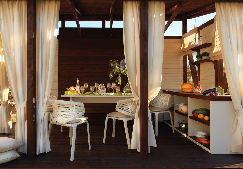 Беседка над прудом