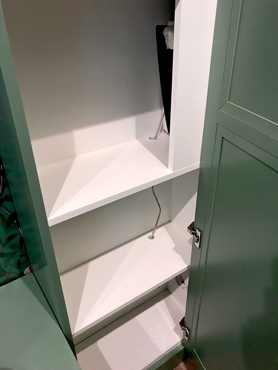 Шкаф в прихожую с жалюзийными дверцами