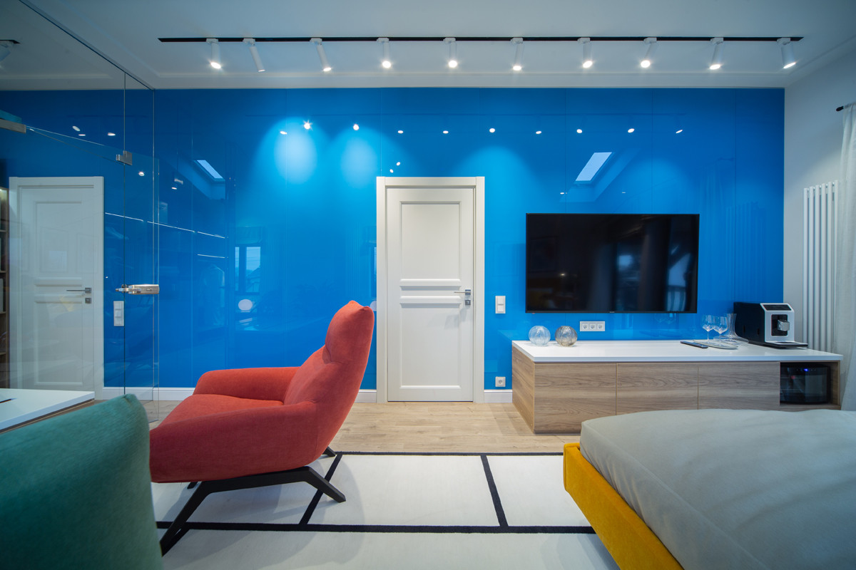 Люкс с парящей кроватью и стеклянной стеной