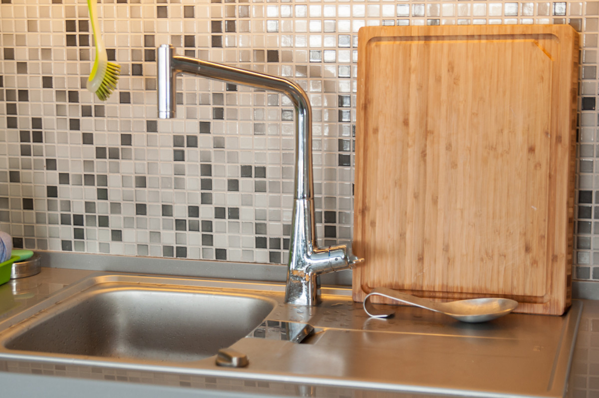 Большая кухня с барной стойкой