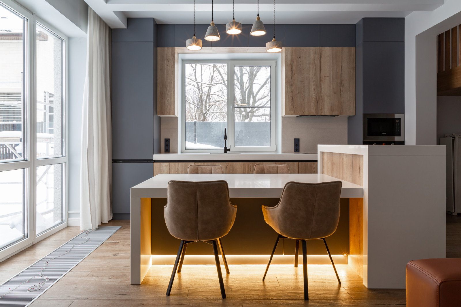 Современная кухня в загородный дом