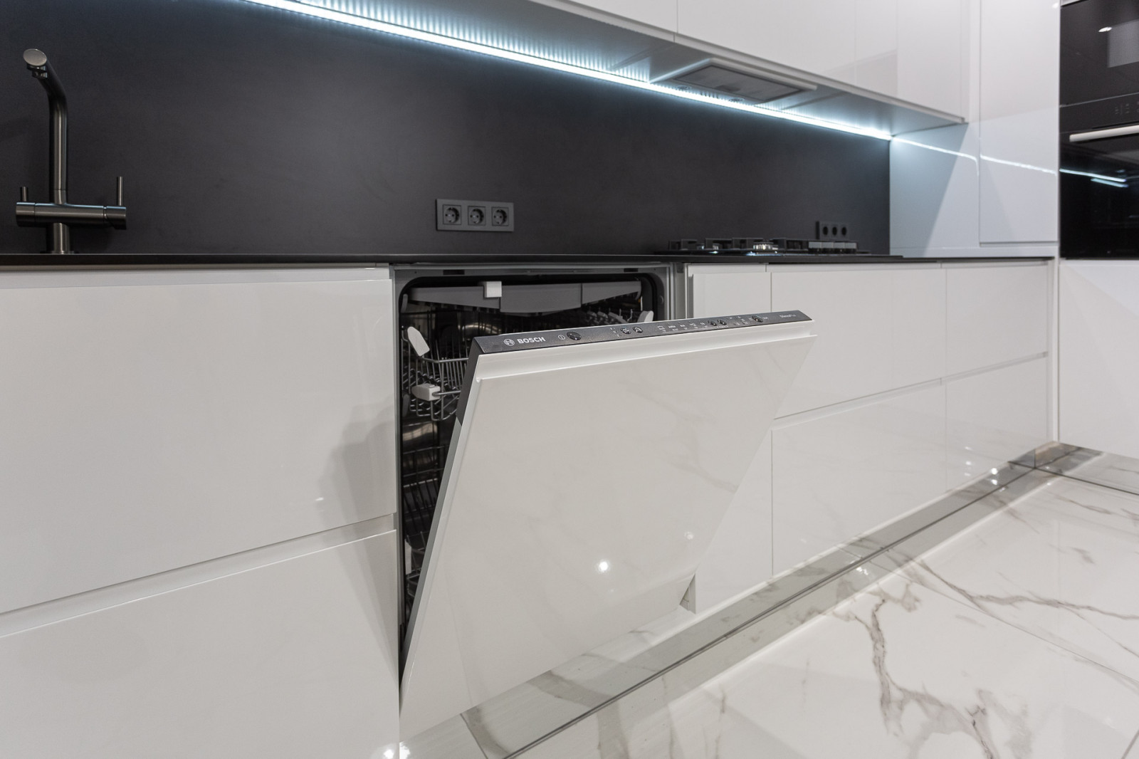 Черно-белая современная кухня