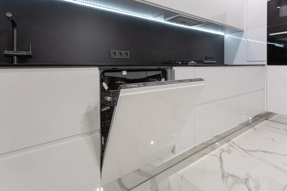 Черно-белая современная кухня