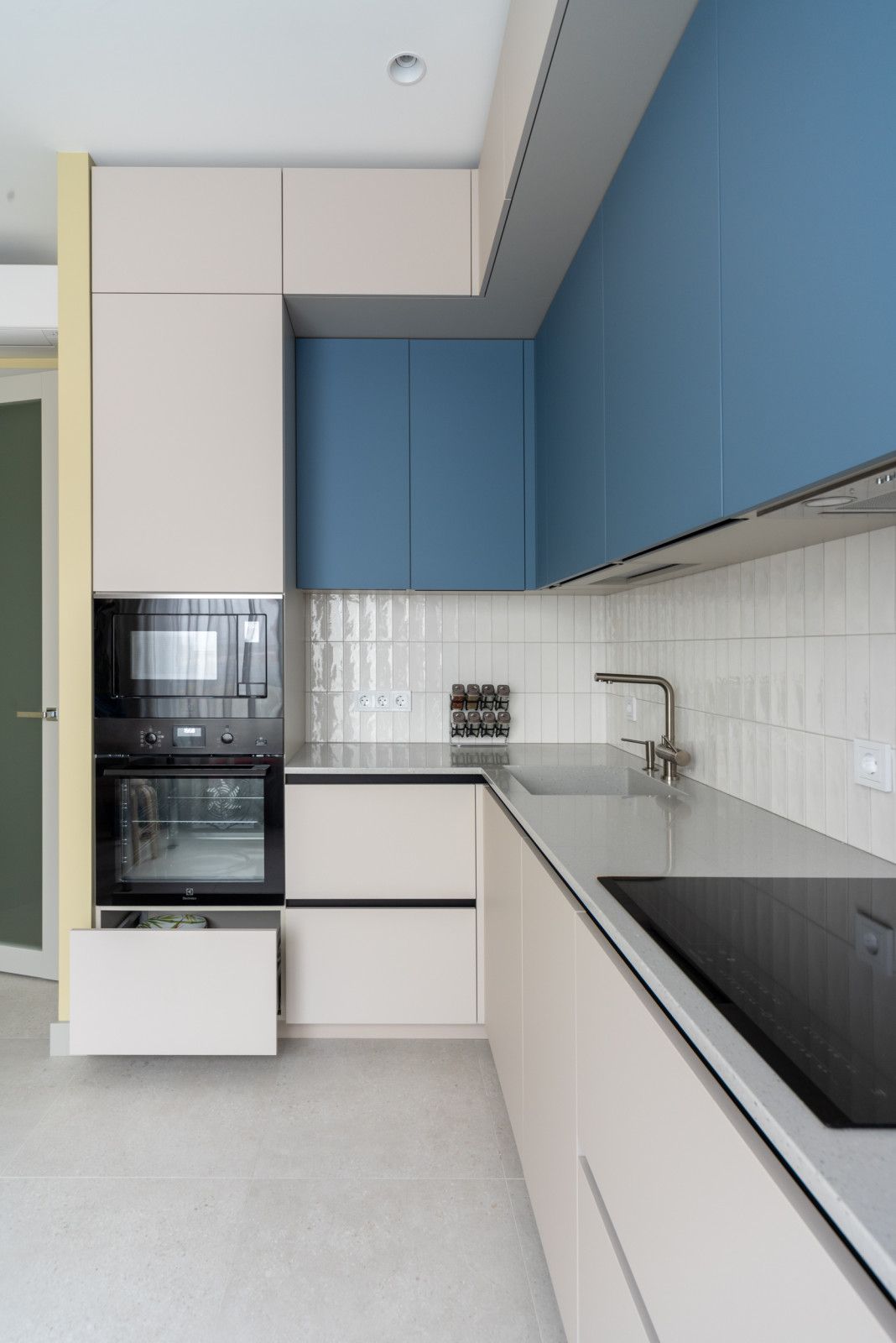 Двухуровневая угловая кухня