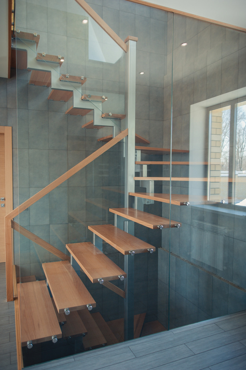 Лестница с деревянными ступенями и прозрачной перегородкой