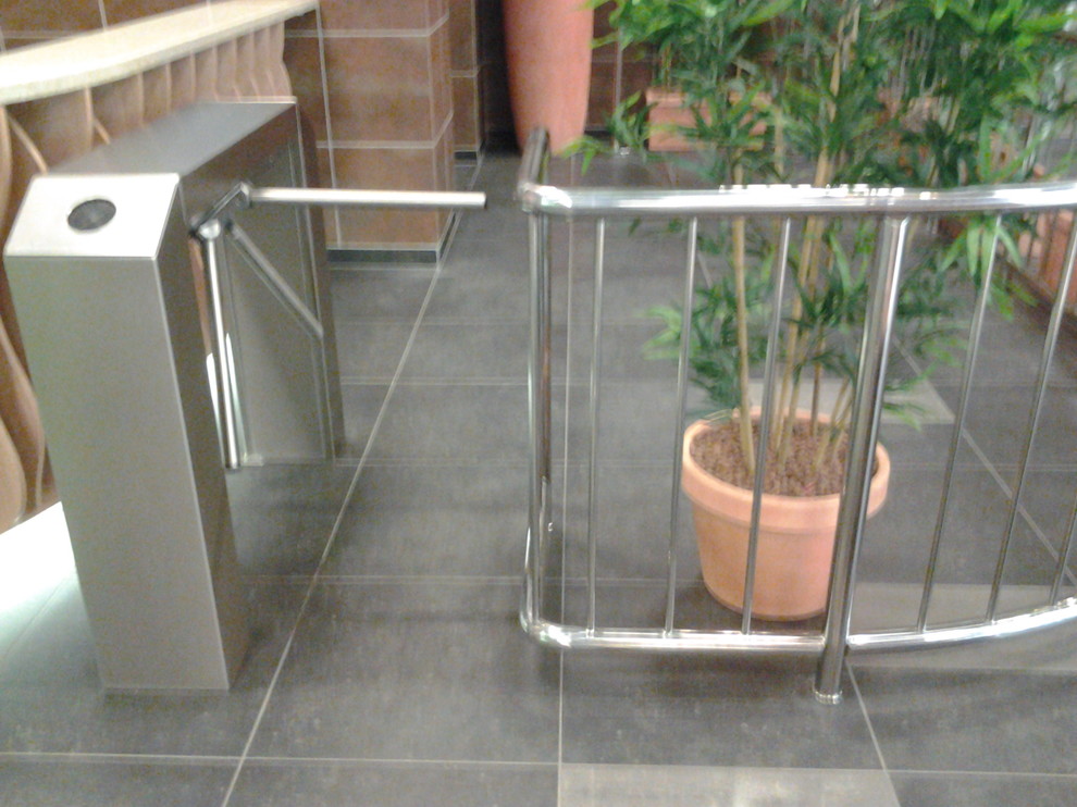 Перила из нержавейки в аквпарке.