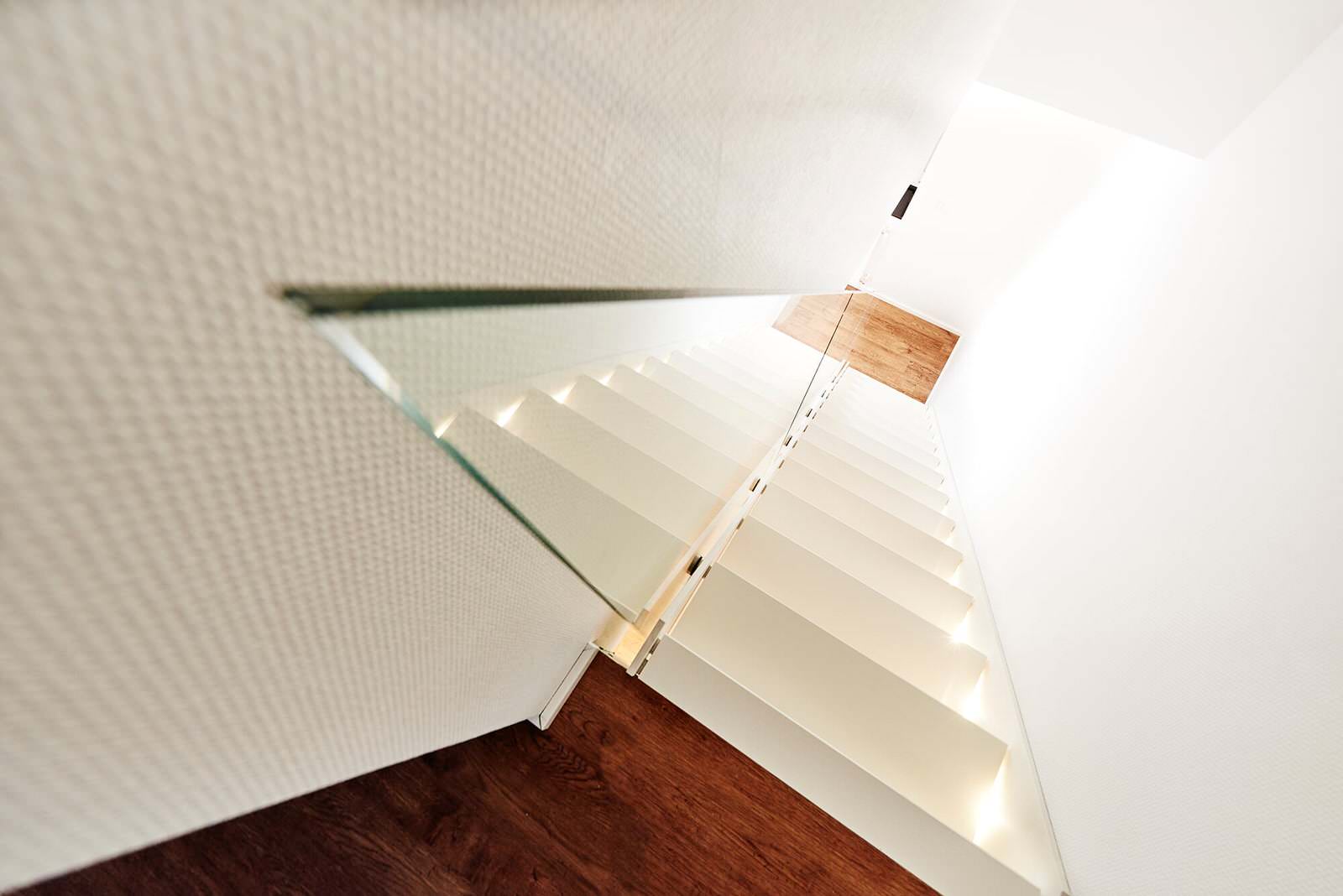 Лестница на тетиве со стеклянным ограждением