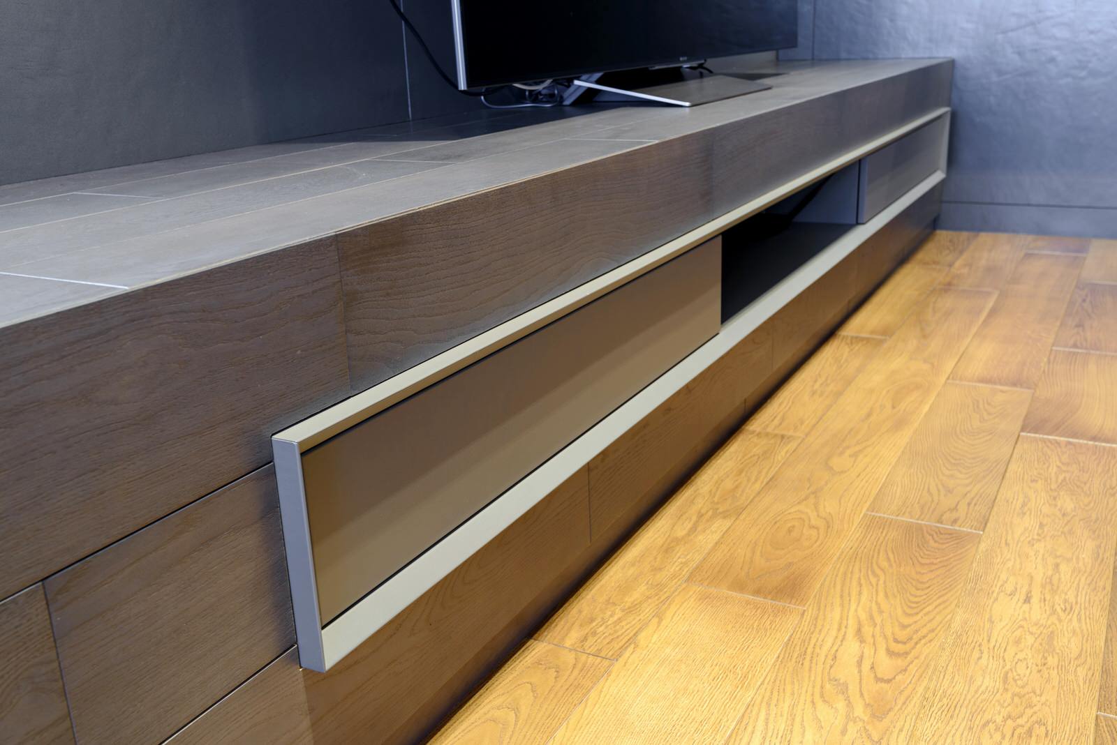 Лаунж-зона у окна из массива дуба