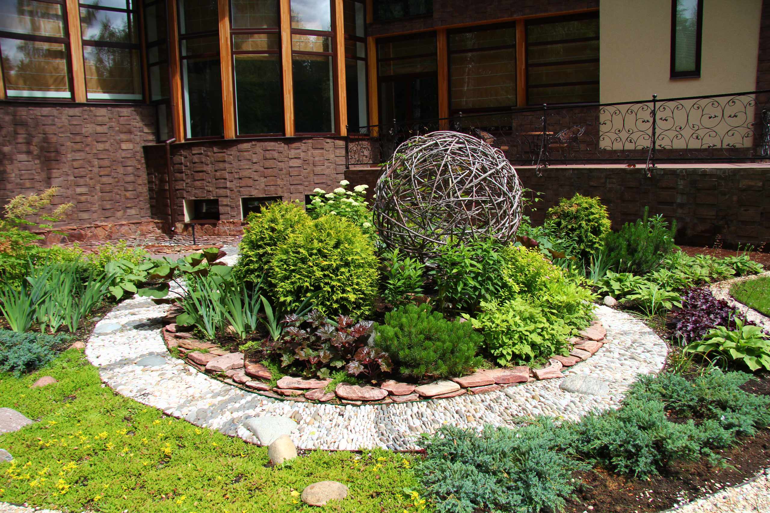 Шаром покати: Классические приемы украшения сада сферами