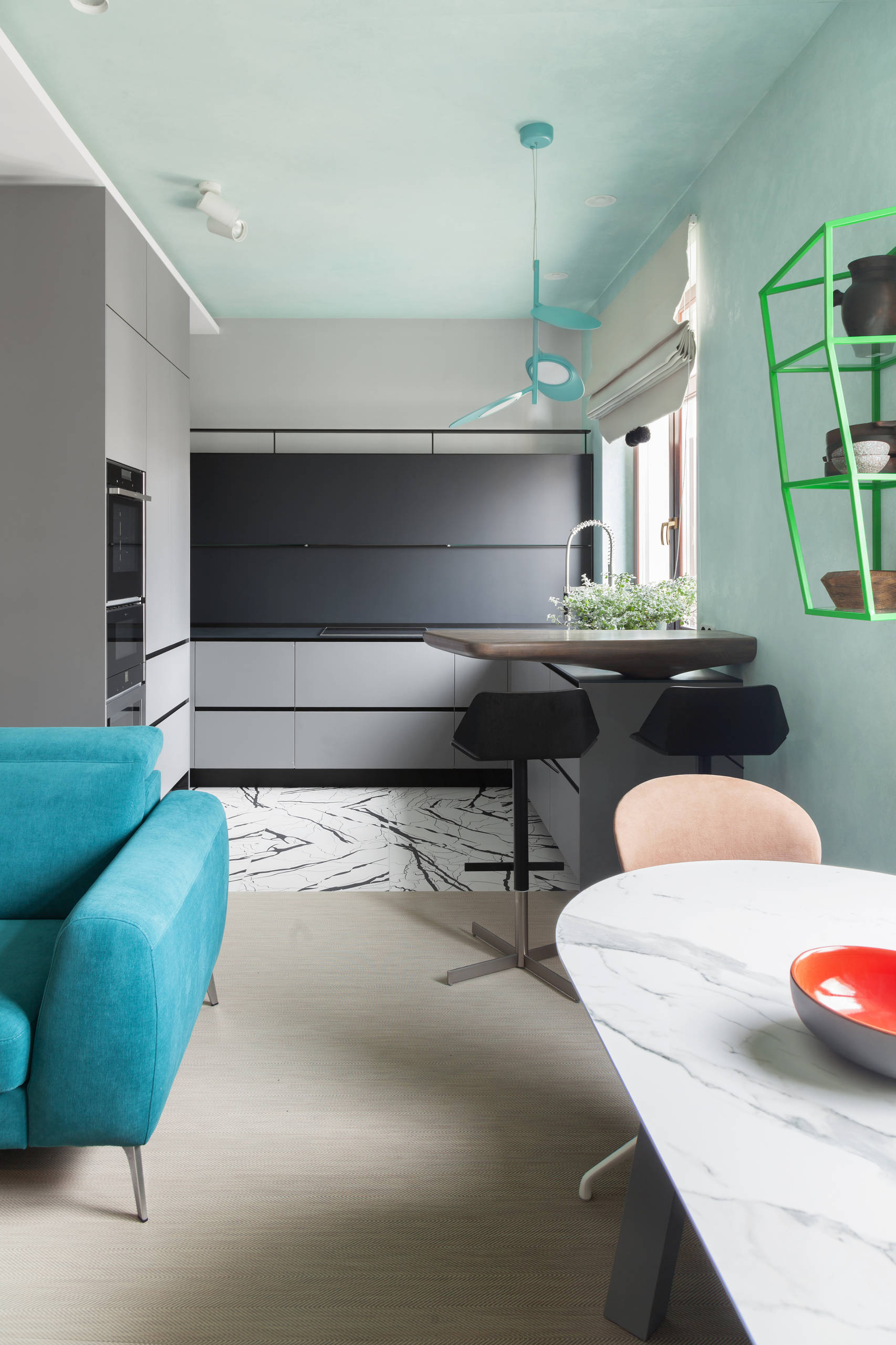 Houzz тур: Ретрофутуризм в бывшей «двушке»