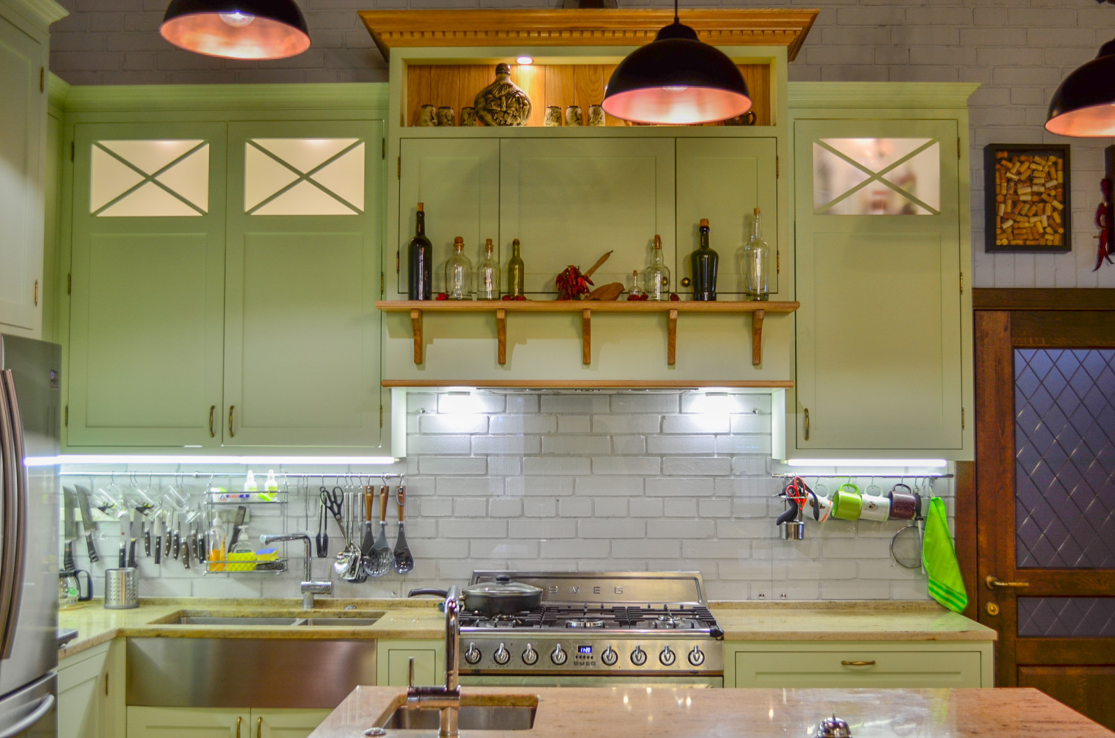 Нежно-зеленая кухня в американском стиле с островом