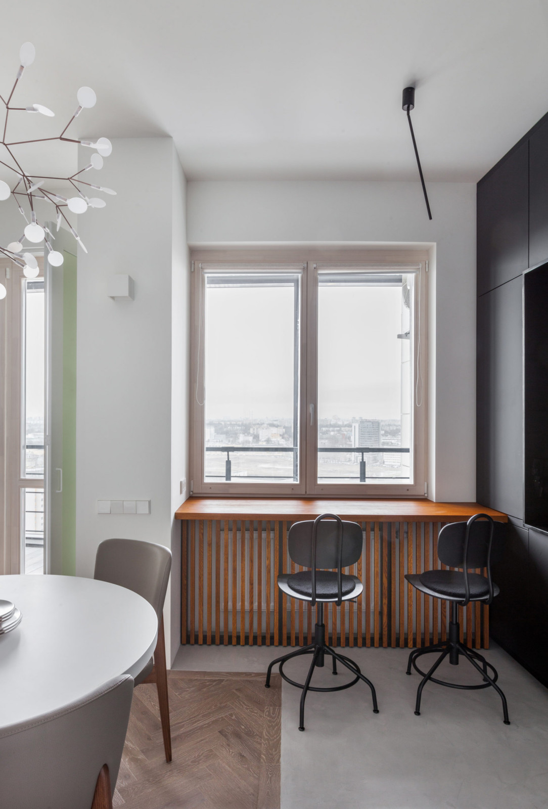 PRS Apartment. Монохромный интерьер «с лестницей в небо»