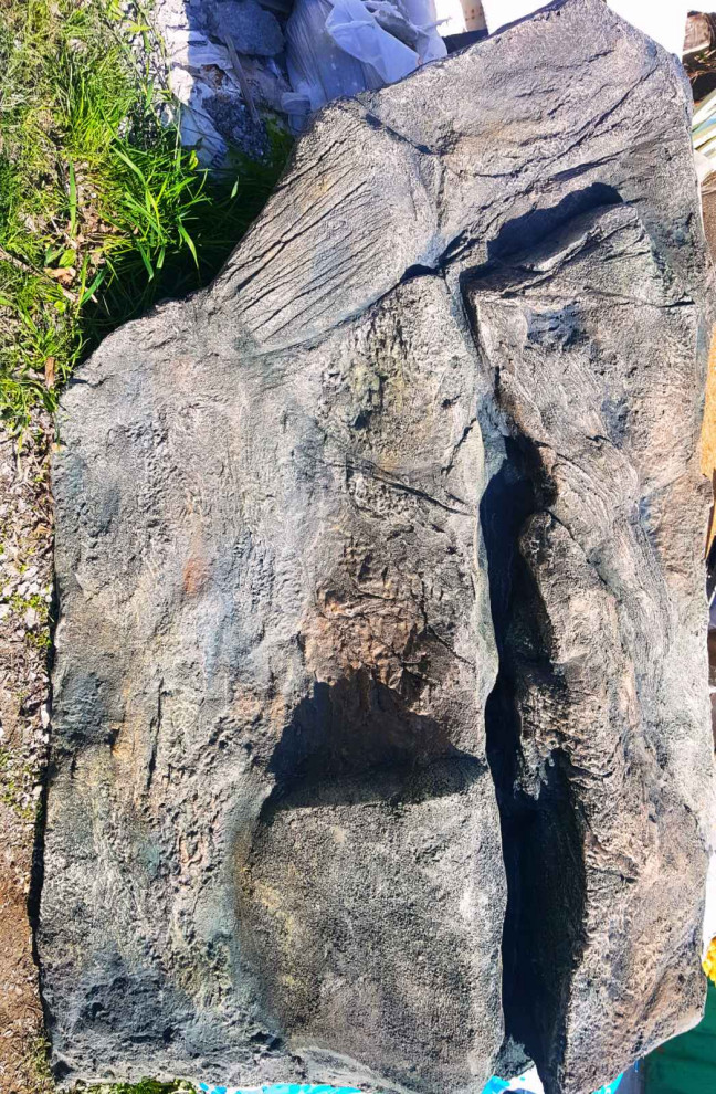 Обложка проекта: декоративные скалы с водопадом