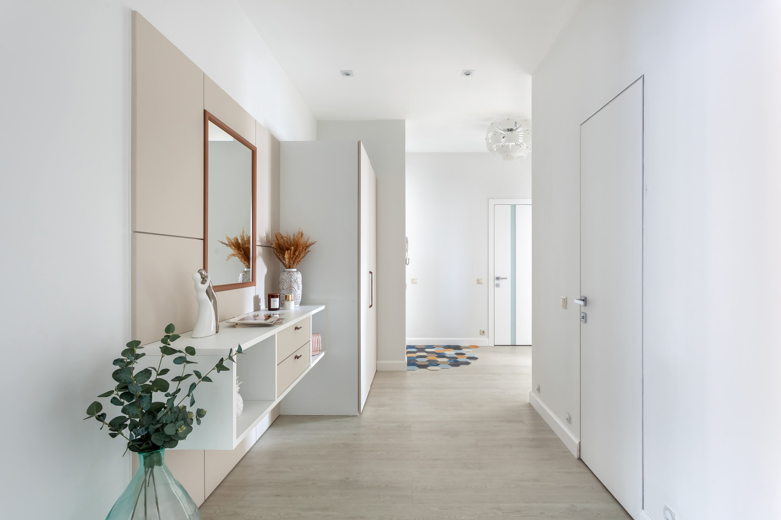 Воздушная квартира с яркими акцентами