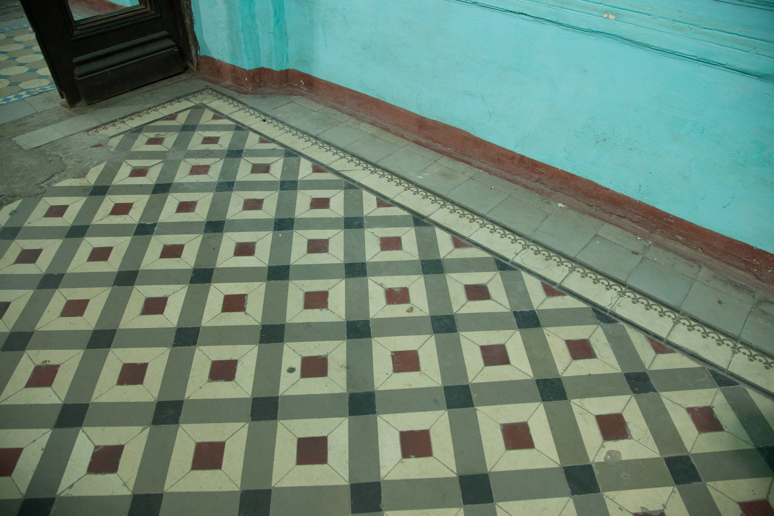 Фотоохота: 24 кадра из парадных доходного Петербурга