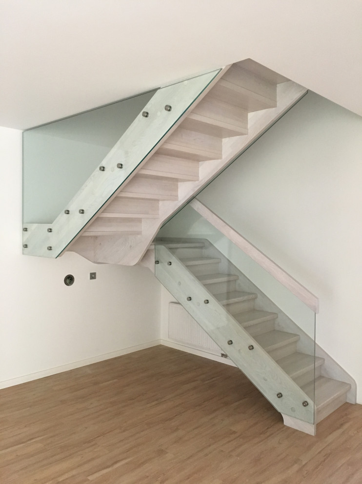 Обложка проекта: Лестница со стеклянным ограждением