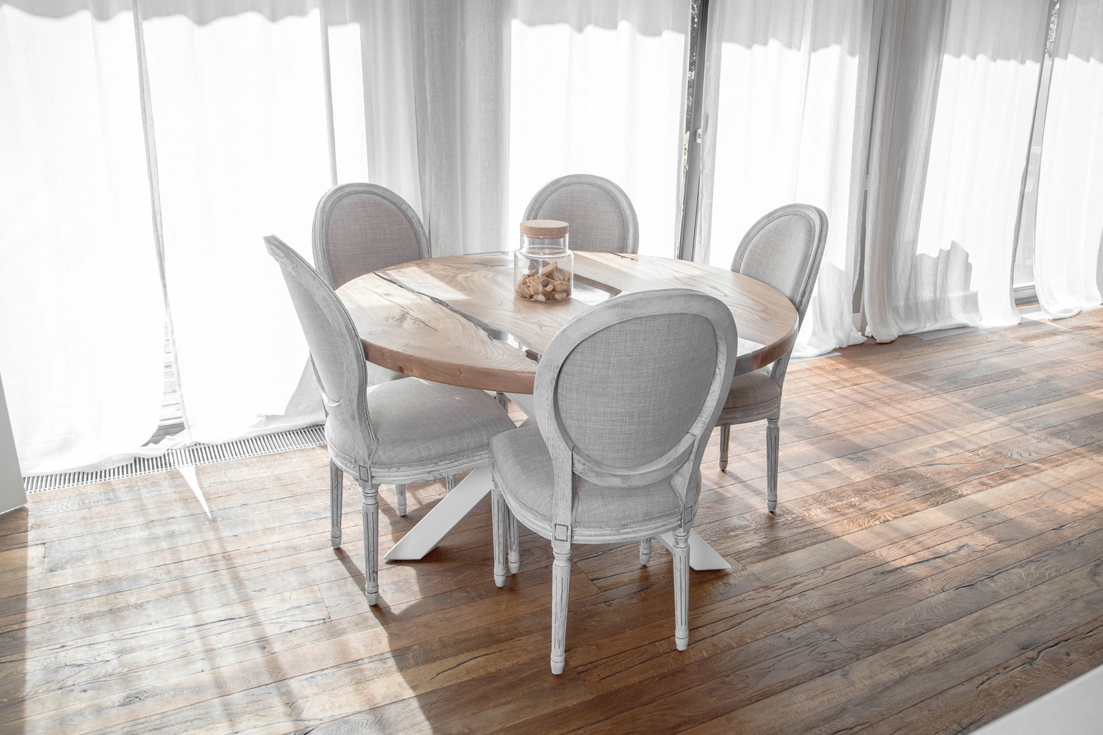 Обеденный стол и стулья